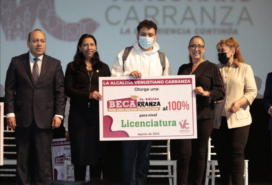 Entrega VC más de 2 mil becas para ciudadanos