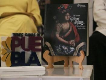 Presentan libro conmemorativo a los 200 a&ntilde;os del Chile en Nogada