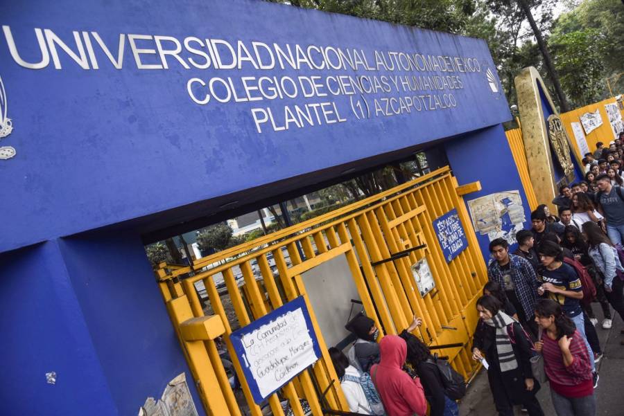 Toman instalaciones del CCH Azcapotzalco jóvenes encapuchados