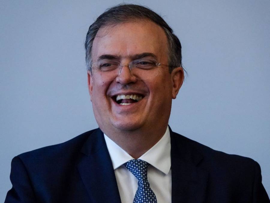 Ebrard ya es TikToker a ritmo de Bad Bunny se hace viral