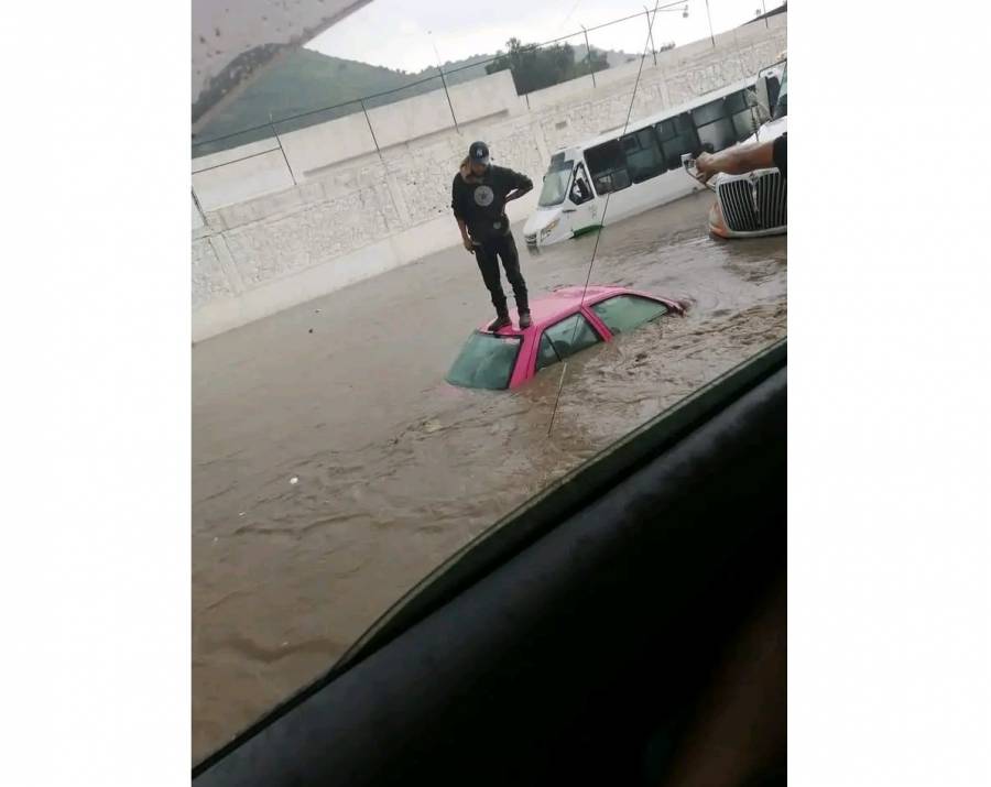 Fuertes lluvias provocan bloqueos en Ecatepec