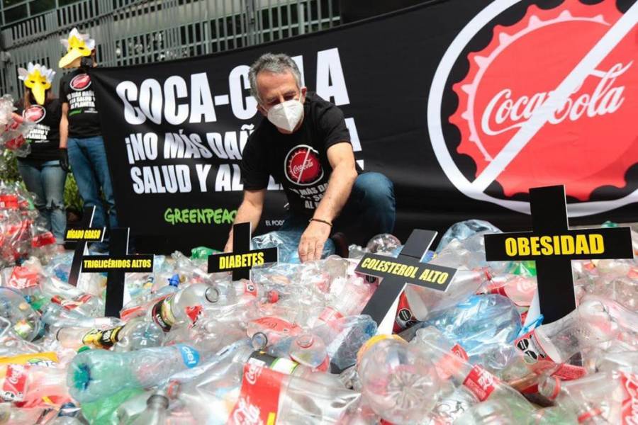 Protestan a las afueras de refresquera para exigir que dejen venta de productos contaminantes