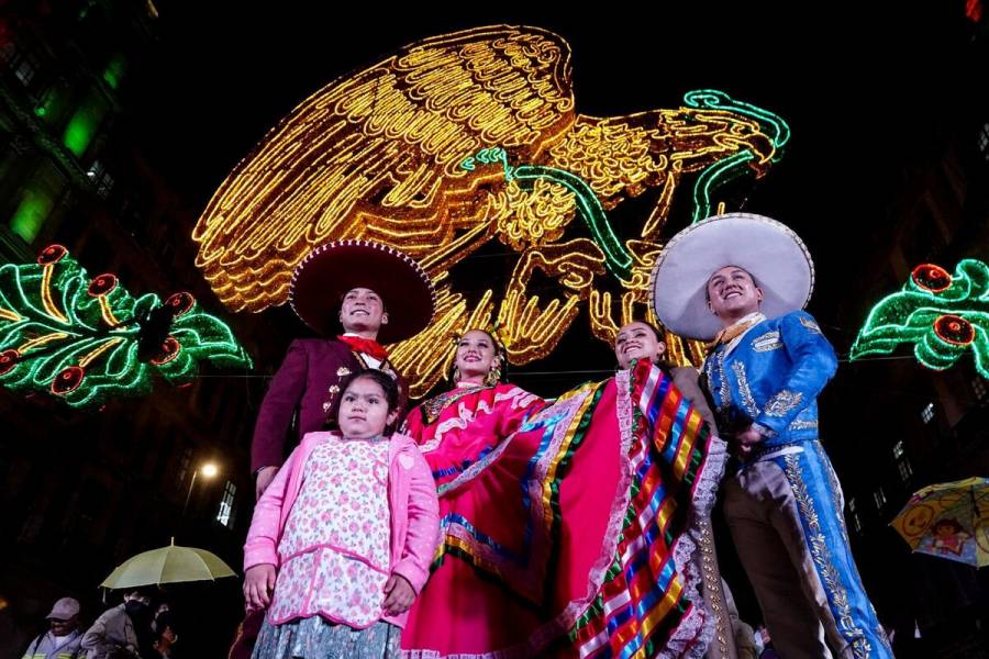 Encienden luminaria de Fiestas Patrias en Zócalo de la CDMX