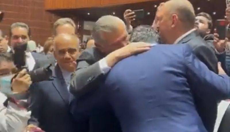 Así fue el abrazo entre Adán Augusto y Alito luego de iniciativa del PRI de militarización