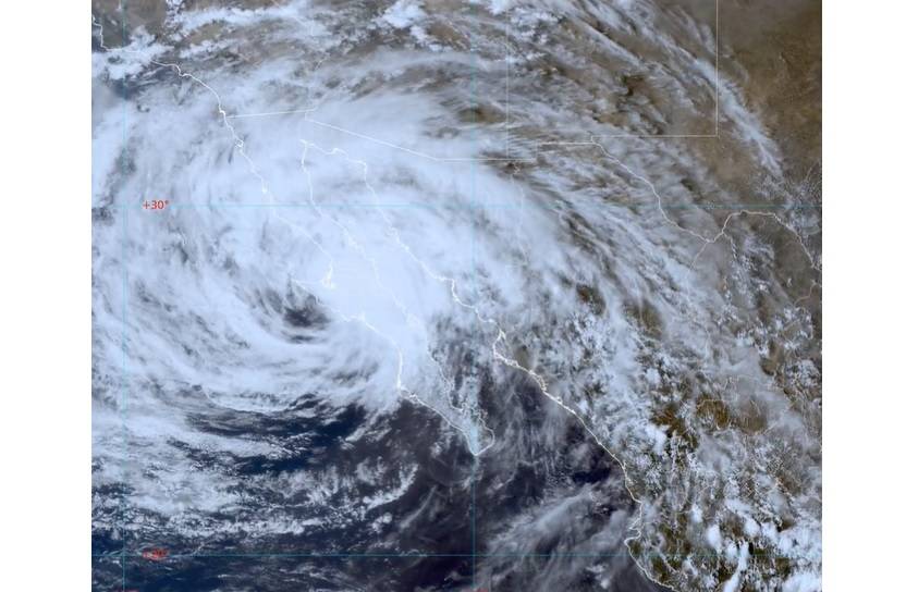 Huracán Kay toca tierra en las costas de Baja California Sur