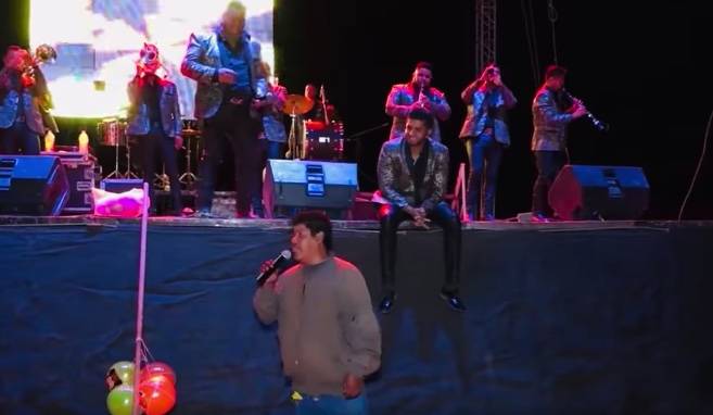 Vendedor de algodones de az&uacute;car causa sensaci&oacute;n al cantar junto a banda en concierto