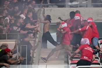 Violencia entre hinchas del Colonia y del Niza deja 32 heridos, uno grave