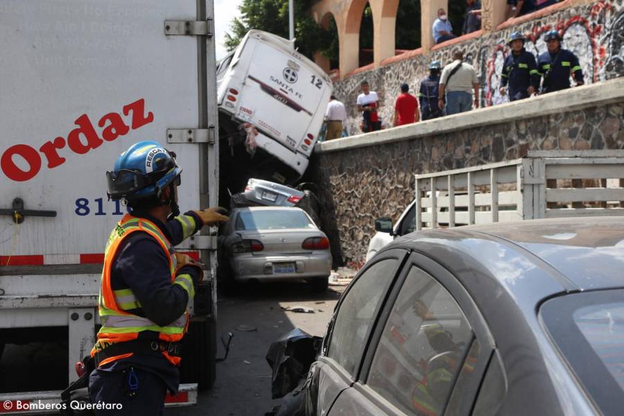 Carambola provocada por tráiler deja 36 heridos en la México-Querétaro