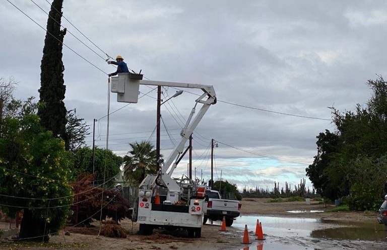Tras el paso del huracán Kay, CFE restable el suministro eléctrico al 89% en BC, BCS y Sonora