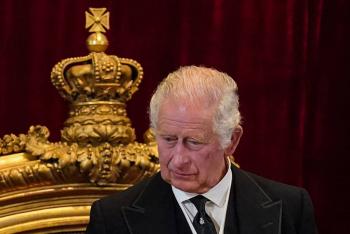 Rey Carlos III promete en primer discurso seguir los pasos de la reina Isabel II