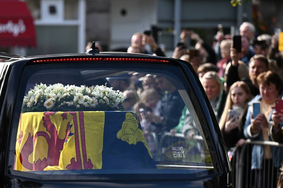 El féretro de Isabel II emprende en Escocia su último viaje