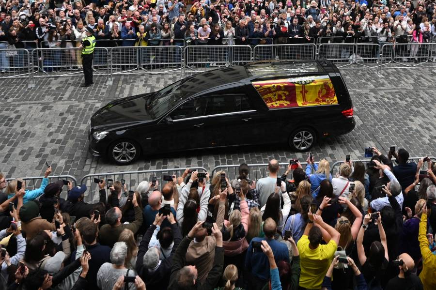 De Balmoral a Edimburgo, los escoceses acompañan el último viaje de Isabel II