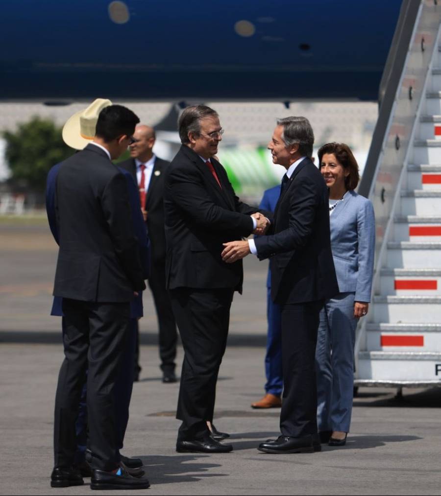 Antony Blinken llega a México; Marcelo Ebrard le da la bienvenida