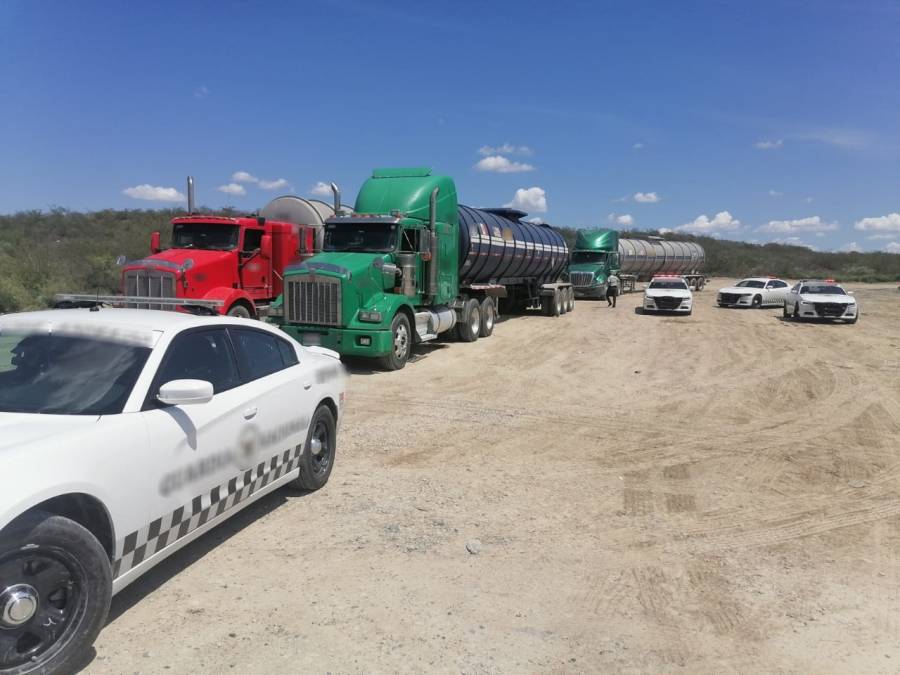 Nuevo León. Guardia Nacional recupera tractocamiones