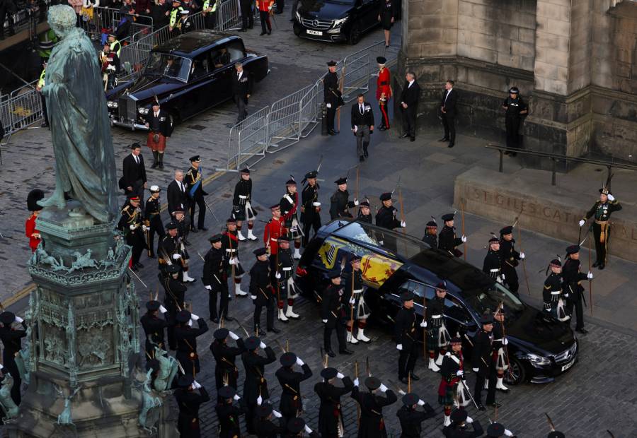 Carlos III encabeza procesi&oacute;n f&uacute;nebre de Isabel II en Edimburgo