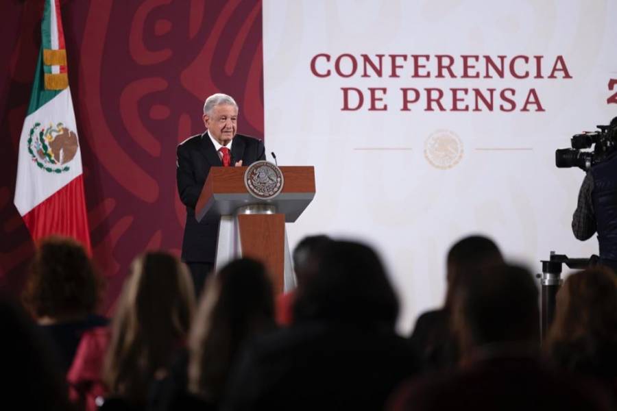AMLO recibe invitación a funerales de Reina; acudirá canciller