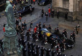 Carlos III encabeza procesi&oacute;n f&uacute;nebre de Isabel II en Edimburgo