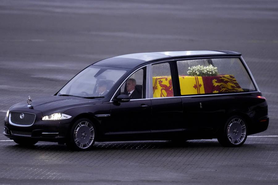 Restos de la Reina Isabel II arriban a Londres para el último adiós