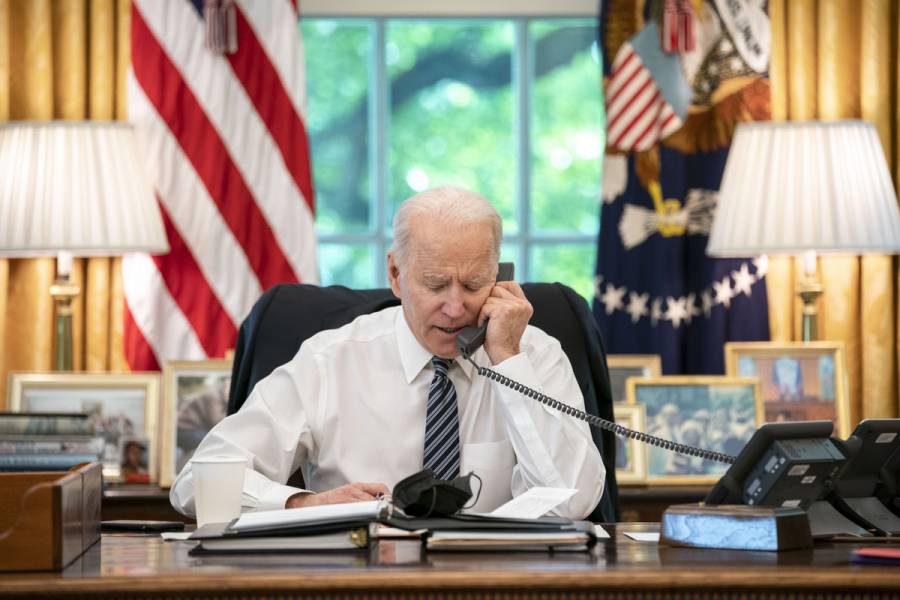 Joe Biden habló con el Rey Carlos III e instó a mantener una 