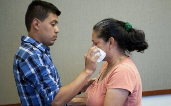Madre se reencuentra con su hijo tras 17 a&ntilde;os de ausencia y la reacci&oacute;n conmueve