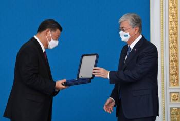 Xi Jinping muestra su cercan&iacute;a con Kazajist&aacute;n, un aliado tradicional de Mosc&uacute;