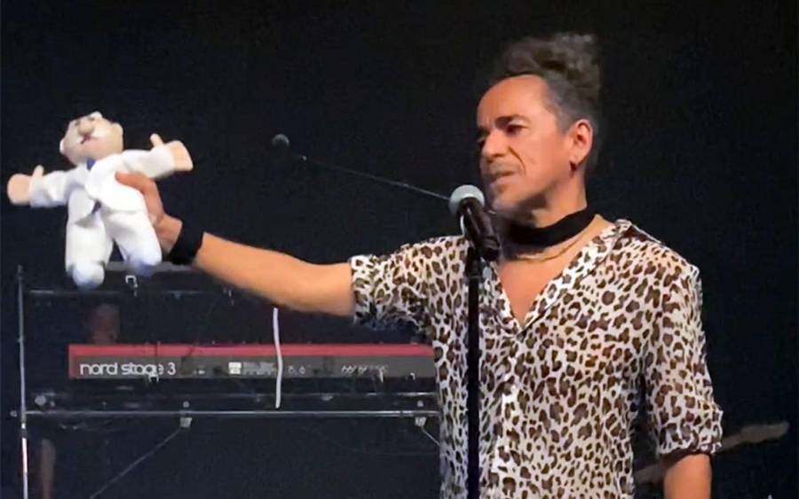 Vocalista de Caf&eacute; Tacvba, destruye peluche del Dr. Simi y divide opiniones