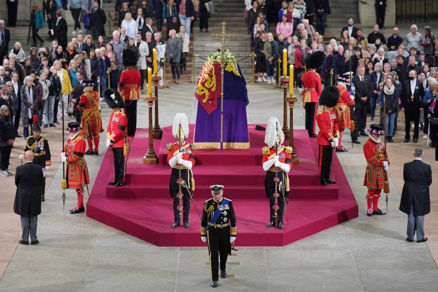 Carlos III y sus hermanos velan el féretro de su madre en Londres