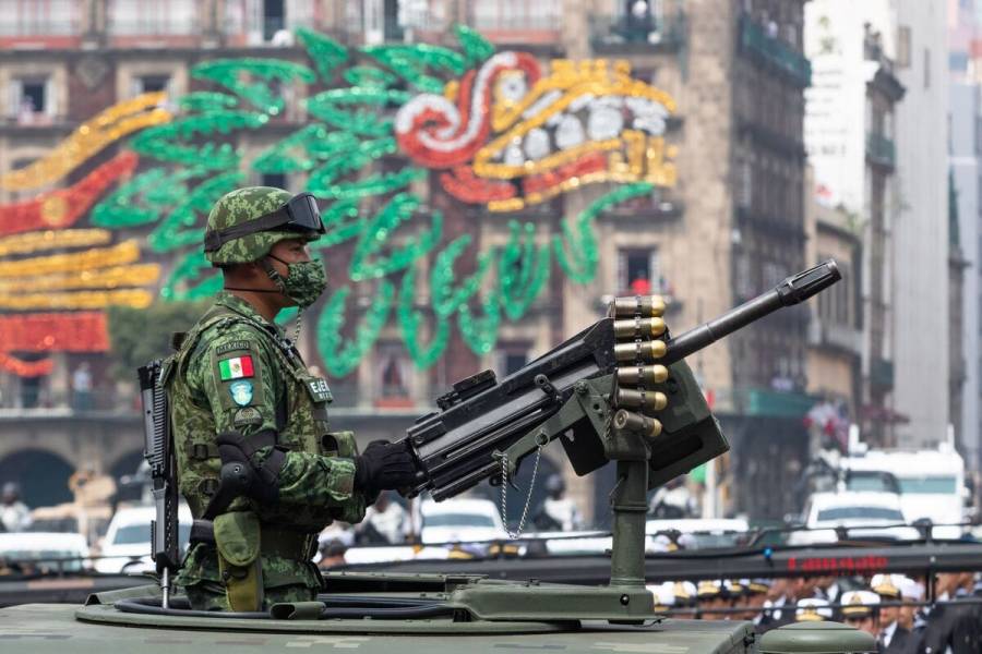 AMLO encabeza desfile militar por el 212 aniversario de la Independencia de México