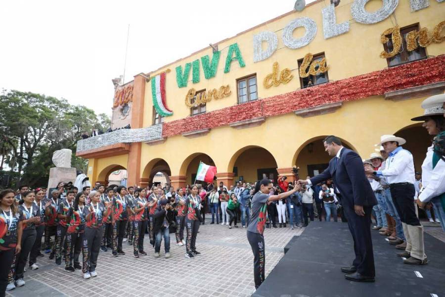 Diego Sinhue Rodríguez recibe a la Cabalgata por la Ruta de la Independencia Nacional