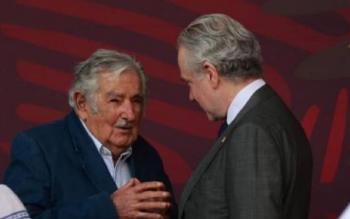 Mujica habla a Creel en desfile militar: “Ser opositor habla bien de usted”