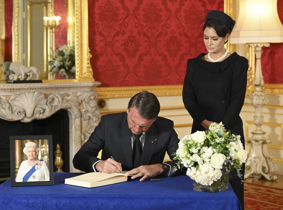 Bolsonaro improvisa un mitin electoral en un Londres de luto por Isabel II