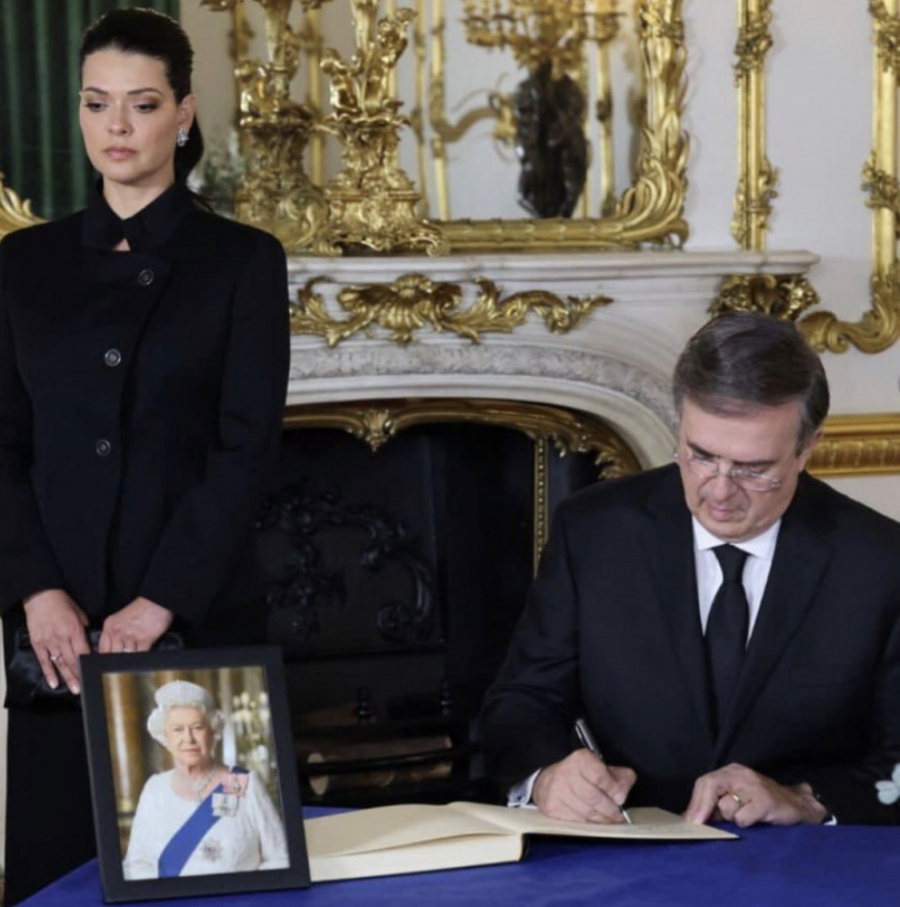 Ebrard escribe en el libro de condolencias por el fallecimiento de la reina Isabel II