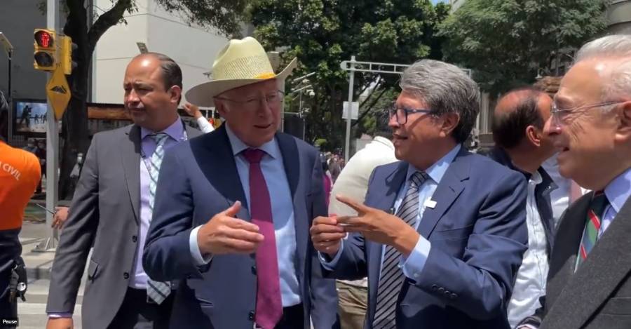 Ken Salazar padece junto con el senador Ricardo Monreal el sismo de 7.7 grados en la CDMX