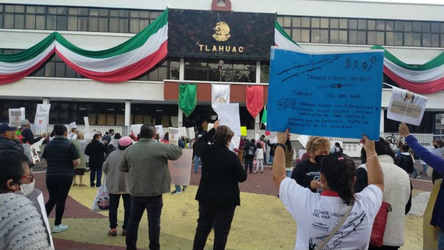 Vecinos de Tláhuac protestan este 19S en las instalaciones de la alcaldía