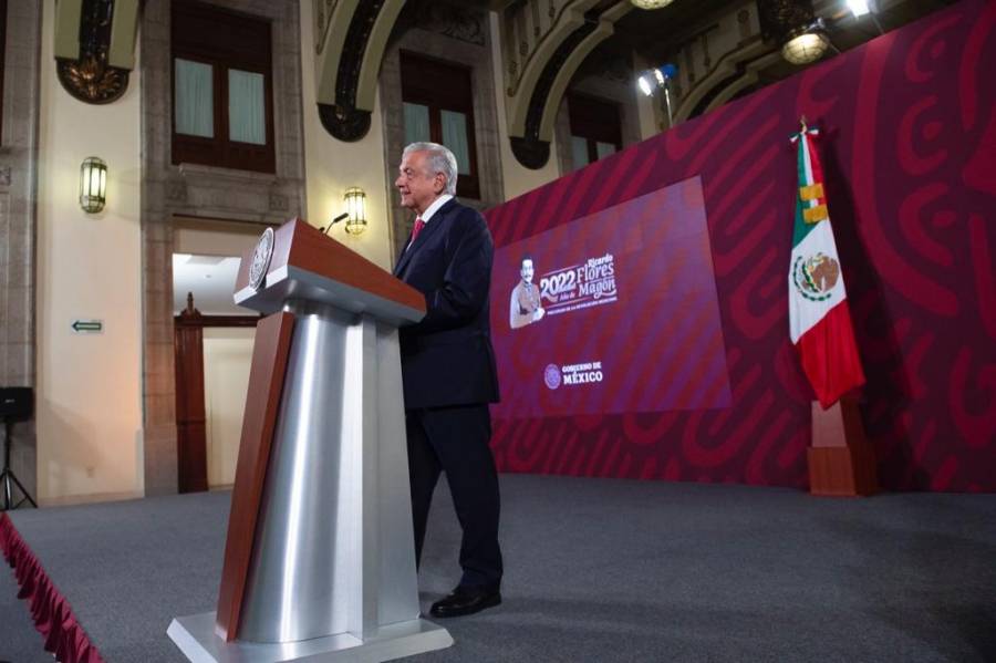 AMLO defiende a Ebrard de 