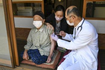 Jap&oacute;n comienza a administrar vacuna de refuerzo contra variante &Oacute;micron