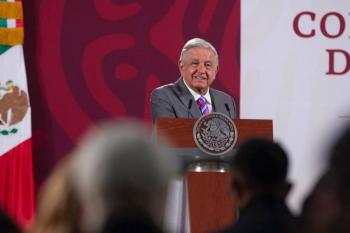 AMLO asegura que se da protecci&oacute;n a saxofonista; ella lo niega
