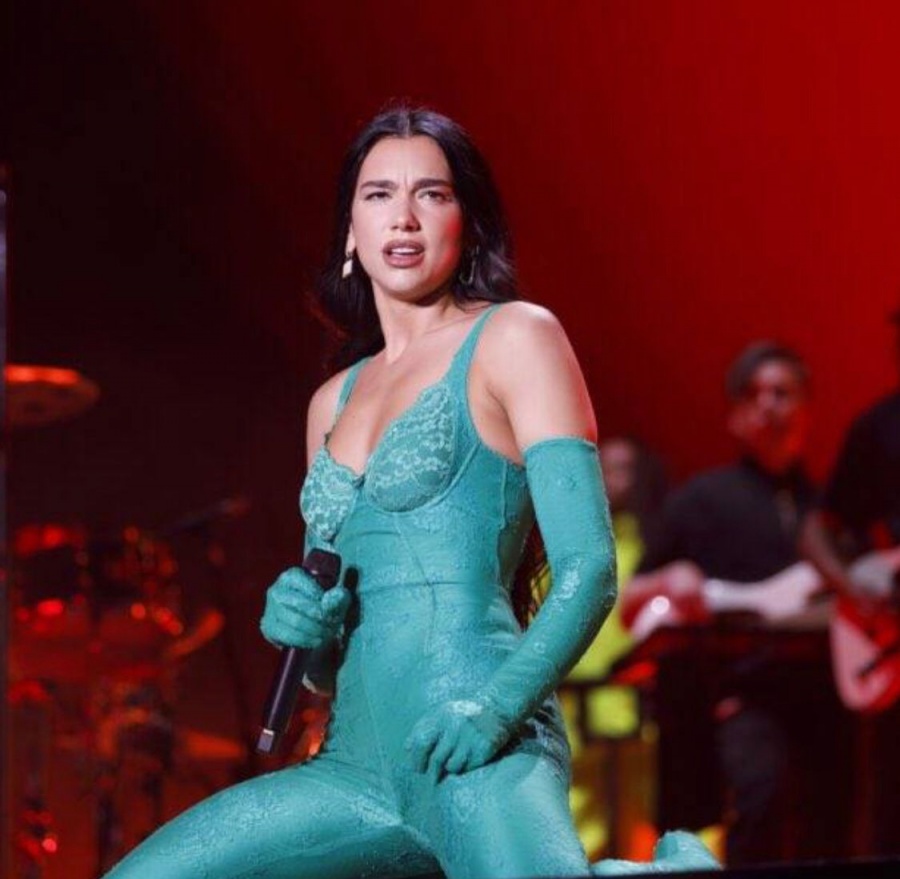 Durante concierto en México, Dua Lipa patea peluches del Dr. Simi que estaban disfrazados