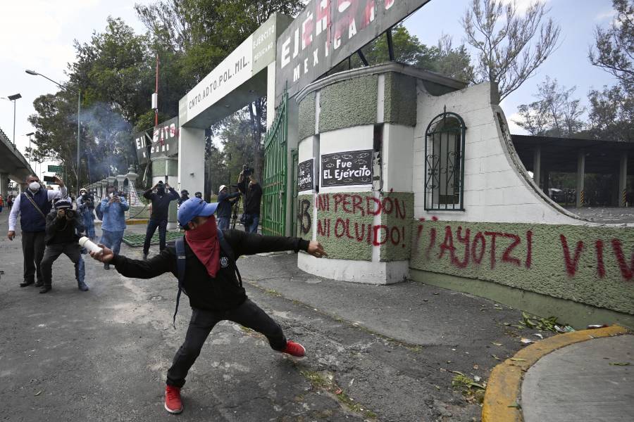 Disturbios en cuartel militar durante protesta por desaparición de los 43 estudiantes de Ayotzinapa