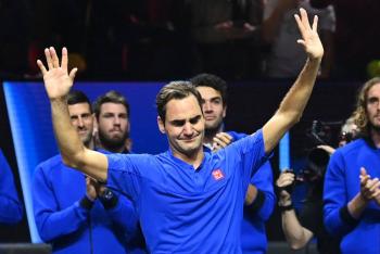 ¡Emotivo! Federer dice adi&oacute;s tras caer con Nadal en la Laver Cup