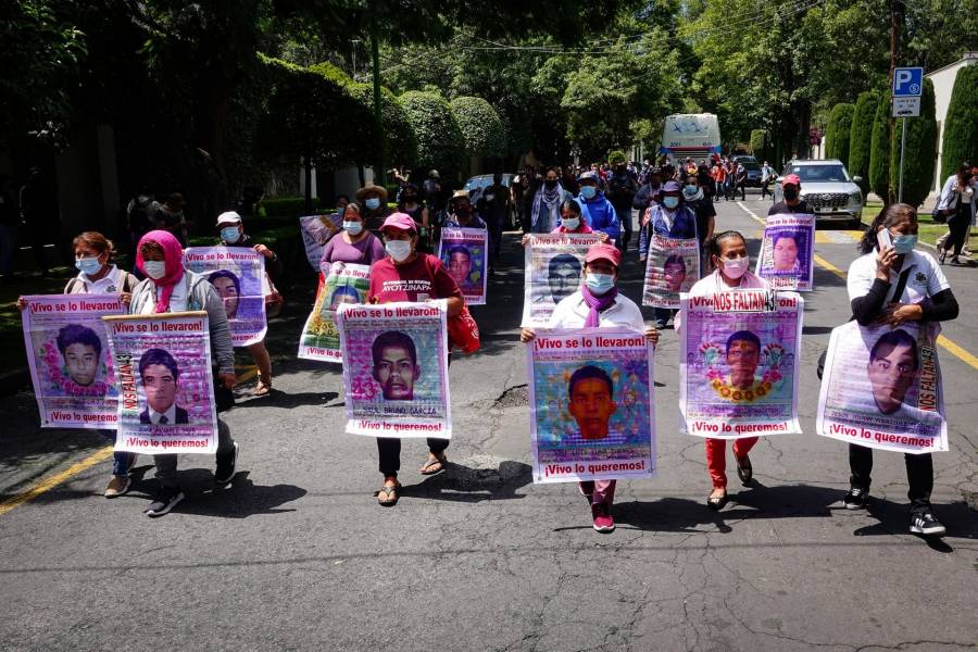 Familiares de los 43 normalistas de Ayotzinapa realizan jornada en el Monumento a la Revolución