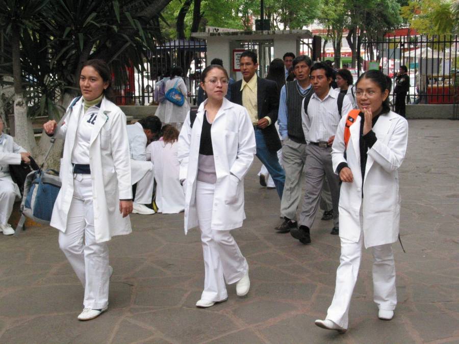 Estudiantes del IPN de la carrera de medicina bloquearon el Circuito Bicentenario