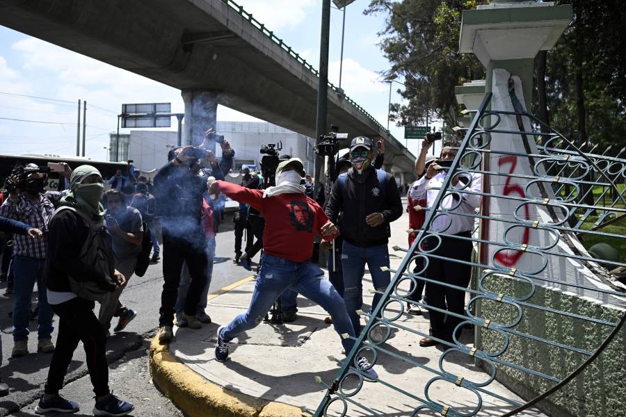 Disturbios en SEDENA durante protesta por desaparición de los 43