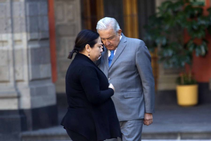 Critican a AMLO por desorden en su escritorio, señaló: “Es de Laurita”