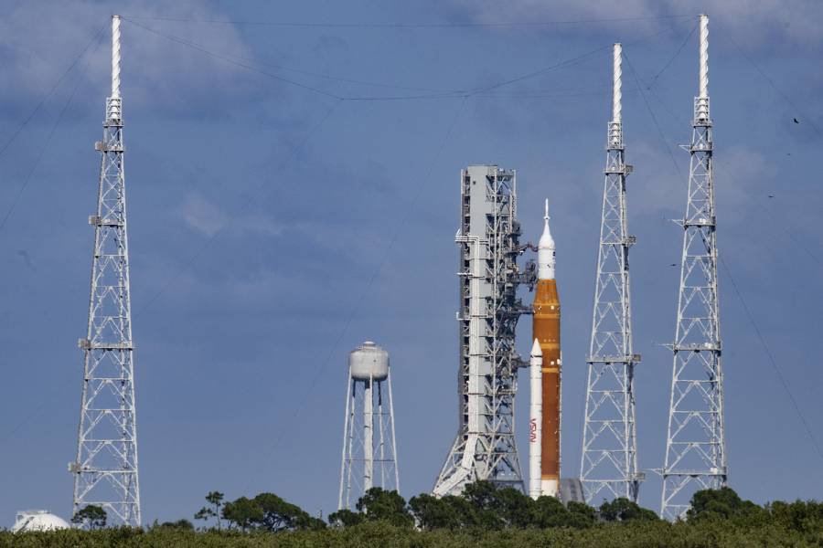 NASA resguarda cohete que iba a ser lanzado a la Luna por huracán Ian