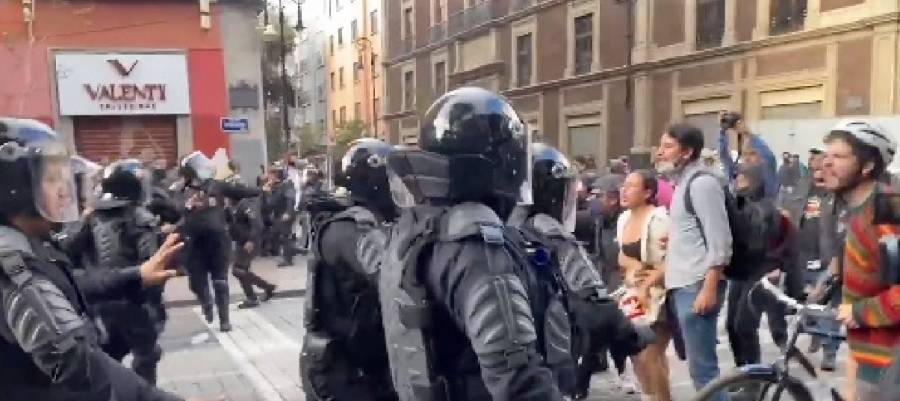 Enfrentamientos, pintas y destrozos durante marcha de Ayotzinapa