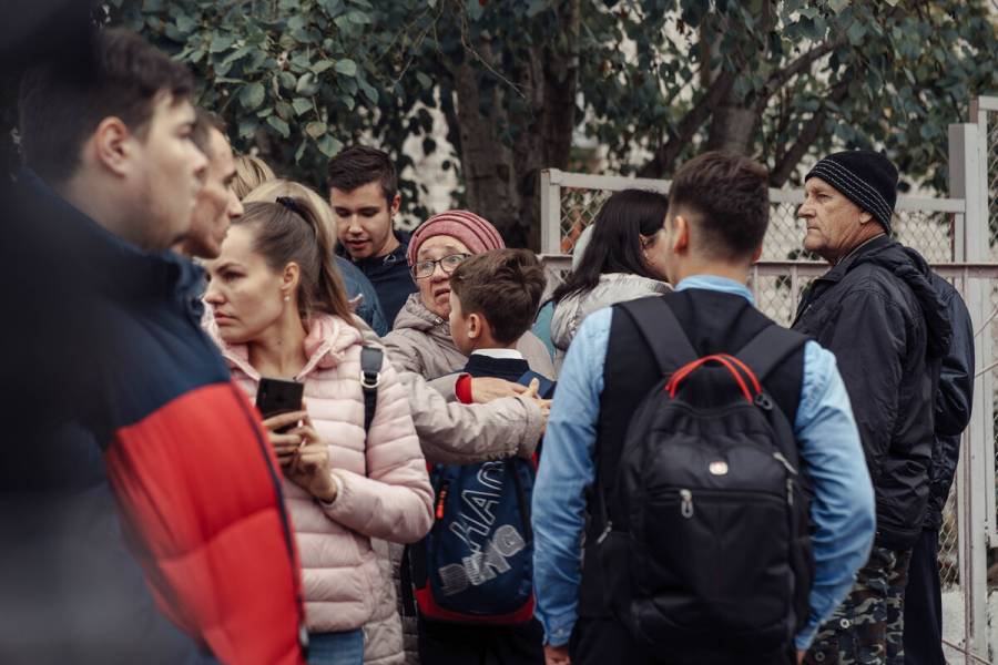 Al menos 15 muertos, entre ellos once niños, en un tiroteo en una escuela en Rusia