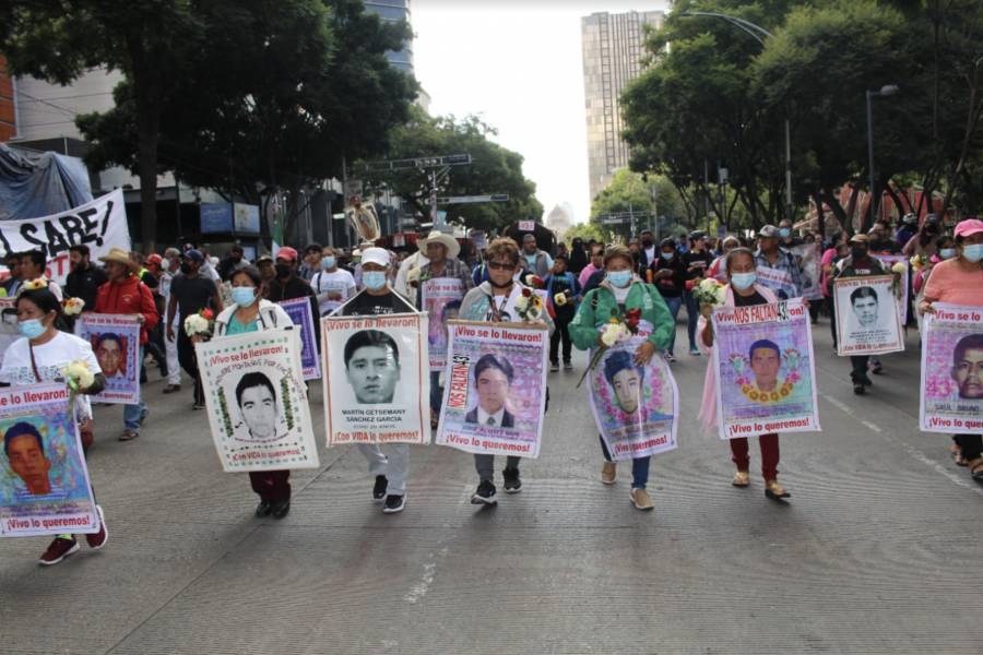 2923 días buscándolos: piden justicia y castigo a los culpables del Caso Ayotzinapa, aunque sean militares