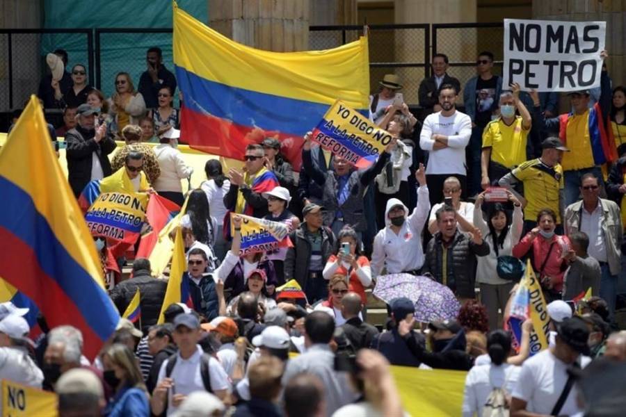 Miles protestan en Colombia contra el gobierno izquierdista de Petro