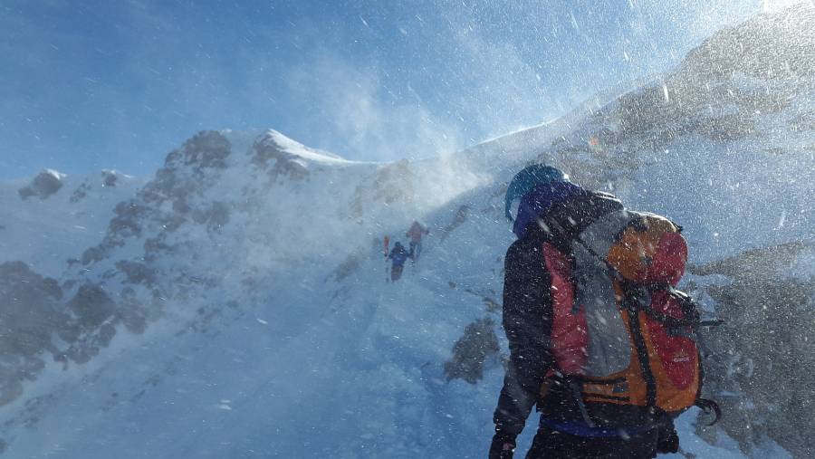 Alpinista estadounidense desaparece y nepalí muere en la montaña Manaslu